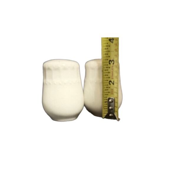 Gibson Regalia White Salt & Pepper Shakers Set Ceramic Ribbed Embossed Design - Picture 7 of 7